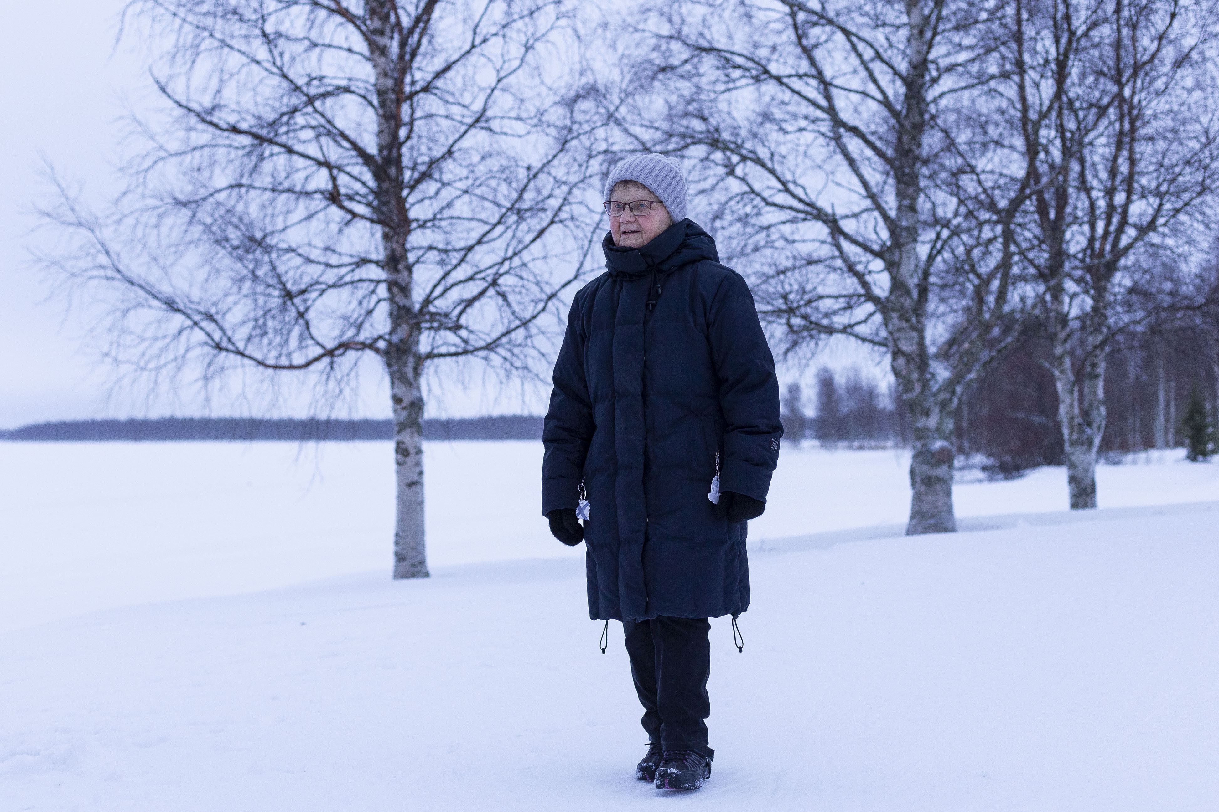 Kuusamolainen Hilkka Syrjänen ei liiku jäillä, koska ei halua ottaa riskiä, ettei jää ole riittävän kantavaa. ”Täällä on niin hyvät kävelyreitit, ettei tarvitse mennä jäälle.”