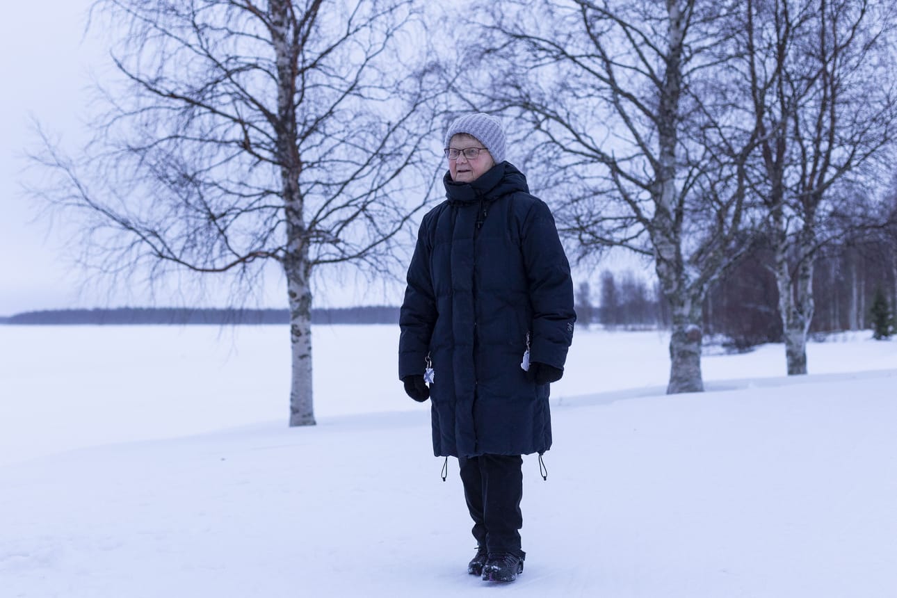Kuusamolainen Hilkka Syrjänen ei liiku jäillä, koska ei halua ottaa riskiä, ettei jää ole riittävän kantavaa. ”Täällä on niin hyvät kävelyreitit, ettei tarvitse mennä jäälle.”