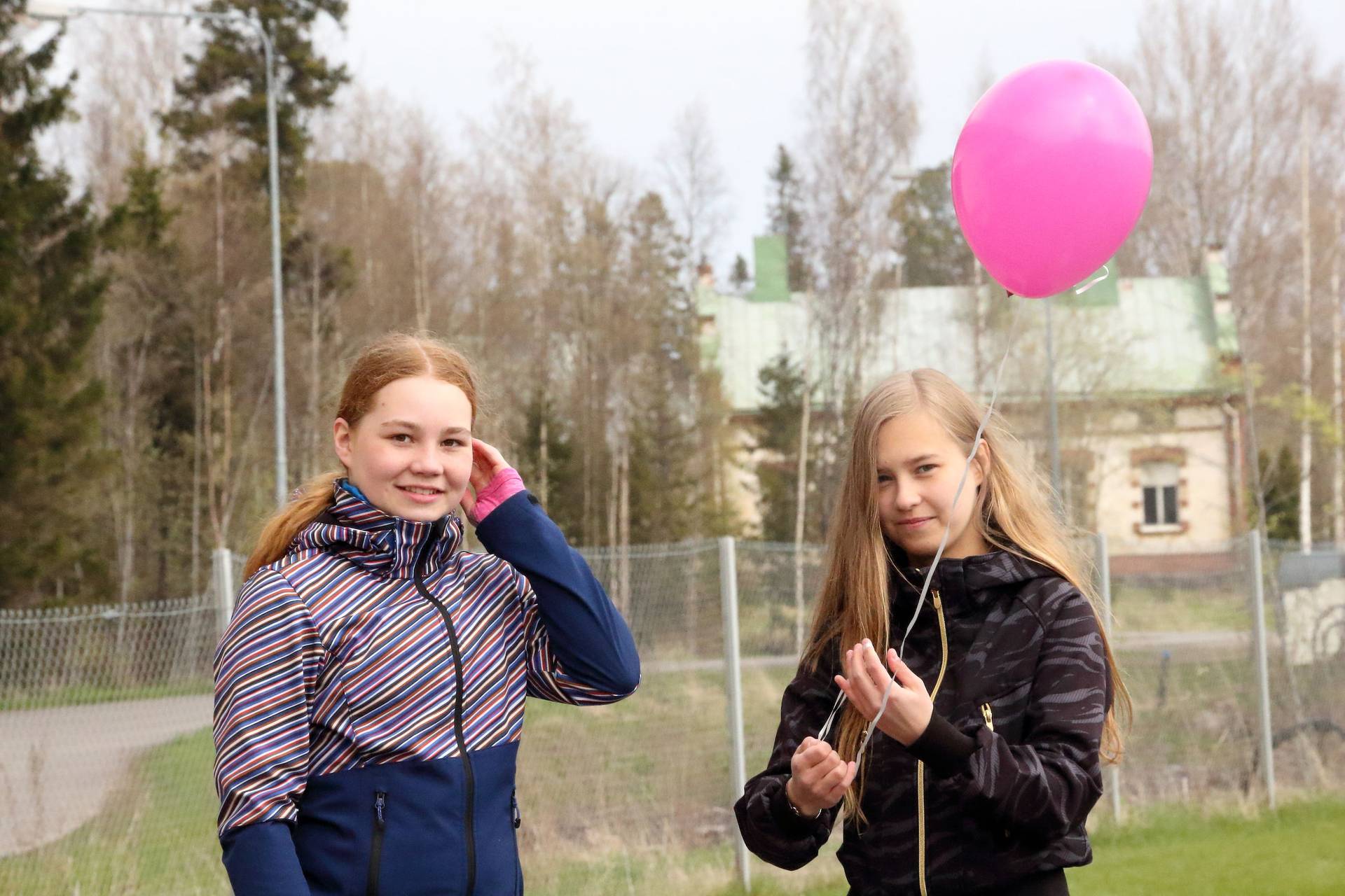 Kerttu Kontinaho ja Kia Käräjäoja aloittivat tiistaina kesätyönsä Kaupunginlahden liikennepuiston avajaisissa.