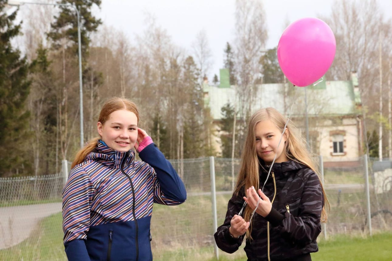 Kerttu Kontinaho ja Kia Käräjäoja aloittivat tiistaina kesätyönsä Kaupunginlahden liikennepuiston avajaisissa.