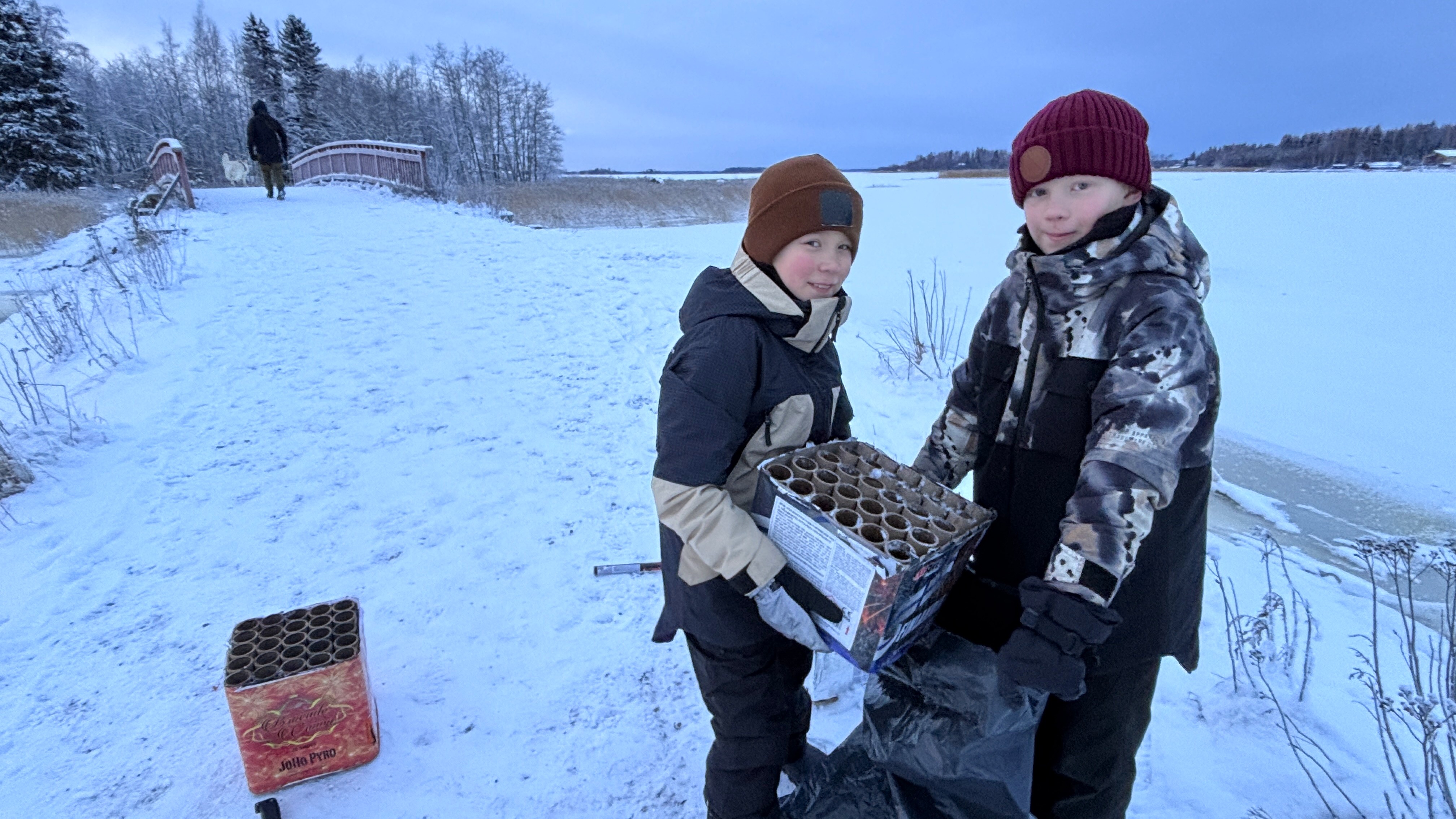 Kaupunki palkitsi vaasalaispoikien kekseliään aherruksen – Ilotulitejätteiden kerääjät saivat omat roskapihdit ja kunniakirjat