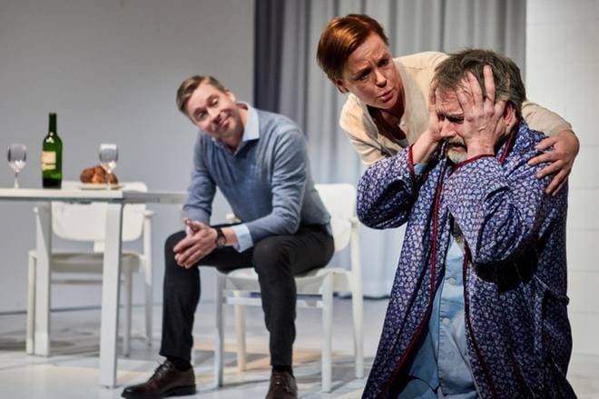 Huolestunut tytär (Leena Nuora) yrittää auttaa muistisairauden ahdistamaa ja hämmentämää Aarnea (Jorma Tommila). Annen avomies Pauli (Ville Härkönen) kärkkyy kahdenkeskistä aikaa puolisonsa kanssa. KUVA: LINUS LINDHOLM