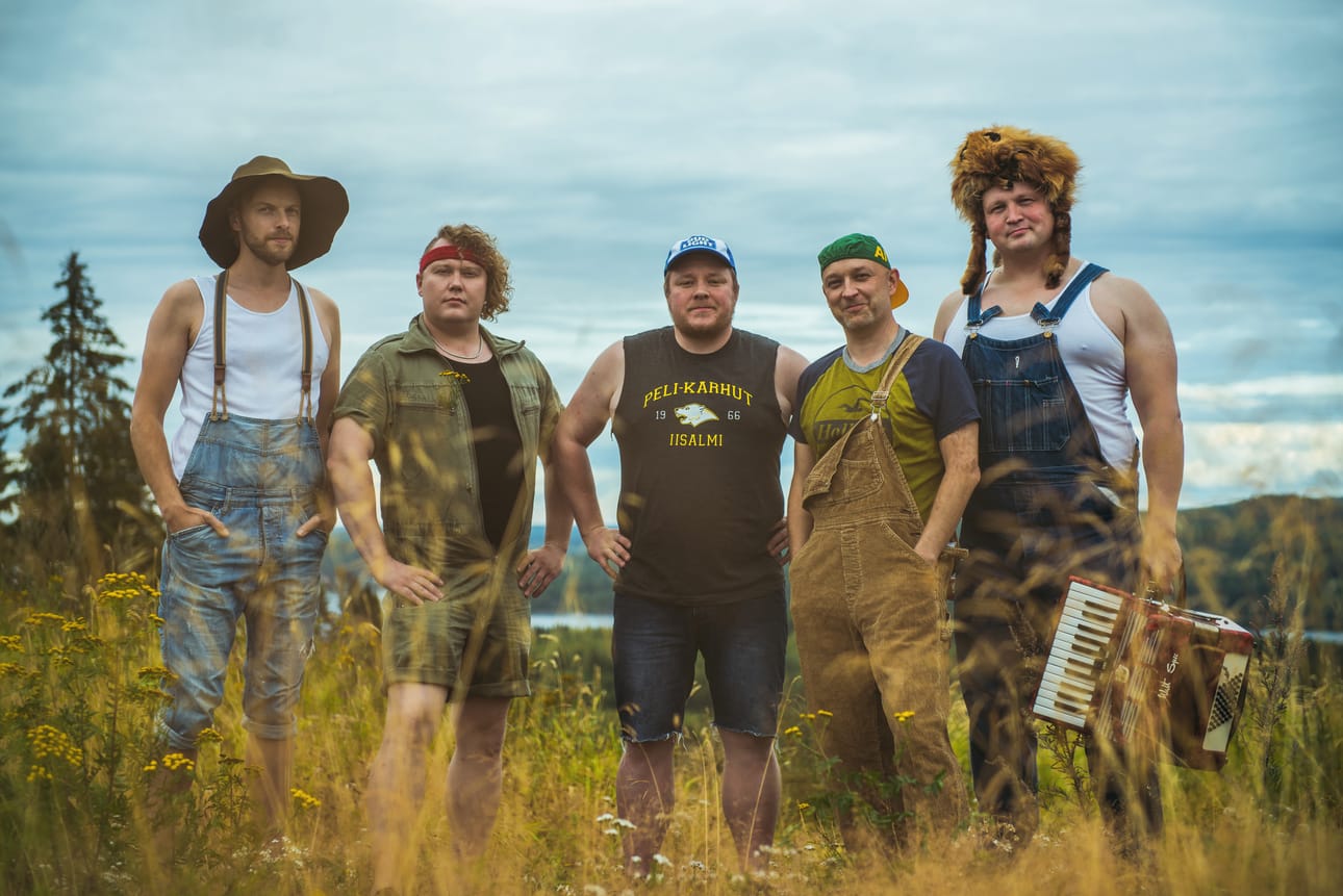 Steve 'n' Seagulls on viisimiehinen kokoonpano, jonka soitinarsenaaliin kuuluvat muun muassa banjo, mandoliini, rummut, kontrabasso, haitari, kitara ja huilu.