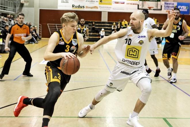 Kobrien 11 pistettä heittänyt Jussi Turja (oik.) puolusti BC Nokian Aleksi Kantosta. KUVA: HEIKKI HAKANEN