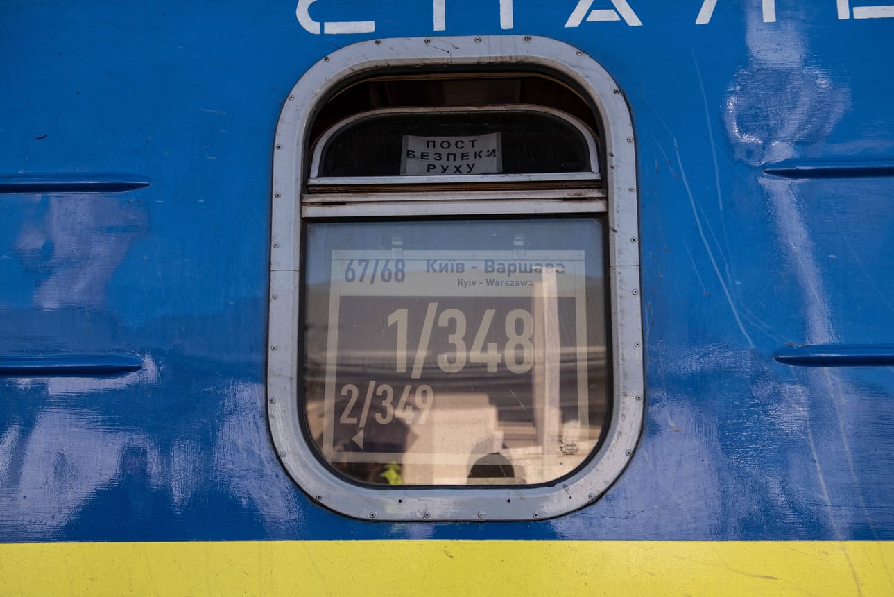 Ukrainalaisia kuljettava juna pysähtyi Itä-Puolassa Dorohuskin asemalla matkallaan Kiovasta Varsovaan. YK:n pakolaiskomissaarin korkea edustaja Filippo Grandi sanoi sunnuntaina, että yli 500 000 ihmistä oli paennut Ukrainasta naapurimaihin Venäjän aloitettua sotatoimensa naapurimaassa.