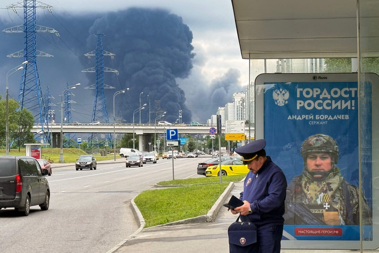 Ukraina on iskenyt tänä vuonna yhä useammin strategisesti tärkeisiin kohteisiin Venäjällä. Kuvan savut nousevat Moskovan lähellä sijaitsevasta öljynjalostamosta.
