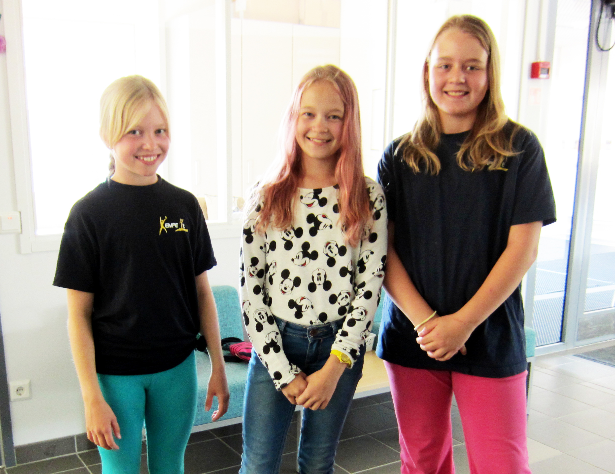 C-junioreissa pelaavat Silja Janatuinen (vasemmalla), Suvi Alatalo sekä Silja Kananen kehuvat joukkueensa hyvää yhteishenkeä.