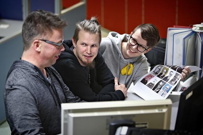 Sivunvalmistaja Petri Torikka (vas.), kuvataiteilija Timo Konttinen ja valokuvataiteen läänintaiteilija Jenni Latva sommittelemassa itsenäisyyspäivän etusivua. KUVAT: TOMI KOSONEN