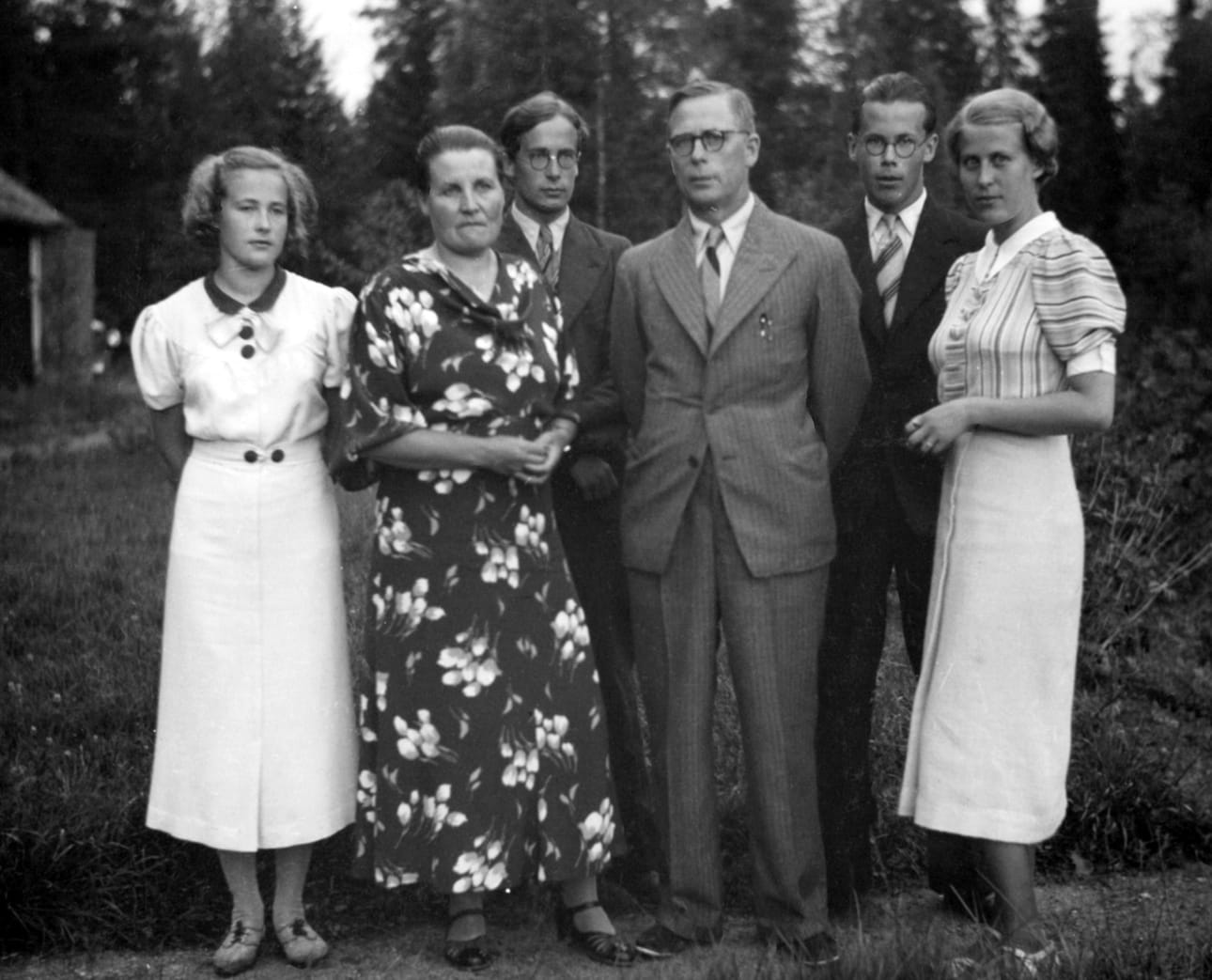 Leinosen perhe kesäpaikan, Kuoppamäen pihamaalla Ylihärmässä Aliinan ja Artturin 25-vuotishääpäivänä kesällä 1937. Aikuistuneet lapset vasemmalta: Annikki, Ahti, Kalevi ja Kaarina. Ahti Leinonen kaatui talvisodassa 7.3.1940.
