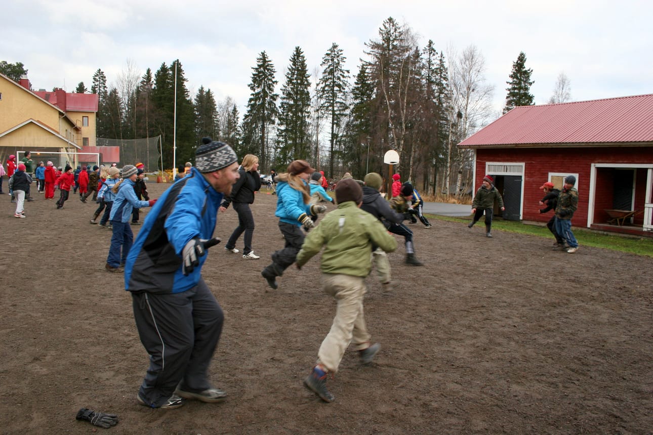 Rantakylän koulu on yksi lakkautettavista kouluista. Kunnanhallitus käsittelee koulurakennuksen kohtaloa maanantaina.