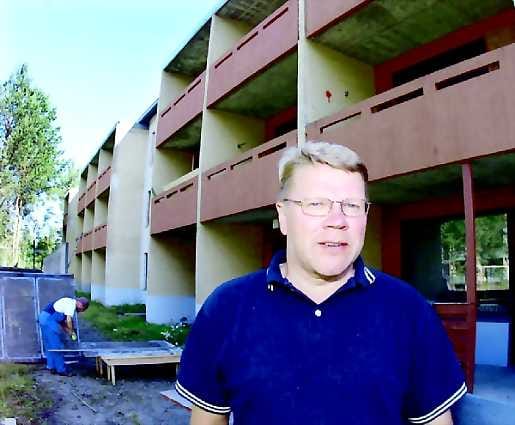 Oikea ratkaisu. Kiinteistö Oy Kemijärven Vuokratalojen toimitusjohtaja Seppo Ylitalo on tyytyväinen asuntojen menekkiin. Metsämiehentie 38:n kerrostalo on ollut viimeksi SPR:n vastaanottokeskuksen asuntoina.