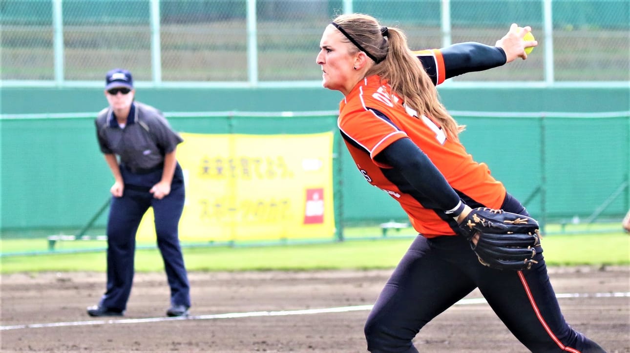 Softballin alakautta tapahtuva syöttö vaatii pesäpalloilijoilta eniten harjoittelua. Kuvassa Hollannin Ginger De Weertin tyylinäyte vuoden 2018 MM-kisoista.