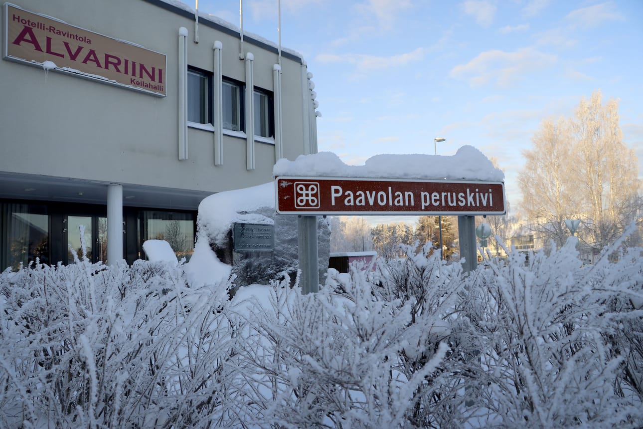 Paavolan peruskivi on yksi Alajärven keskustan nähtävyyksistä ja sen lähettyville on pystytetty hiljattain myös uusi opaskyltti.