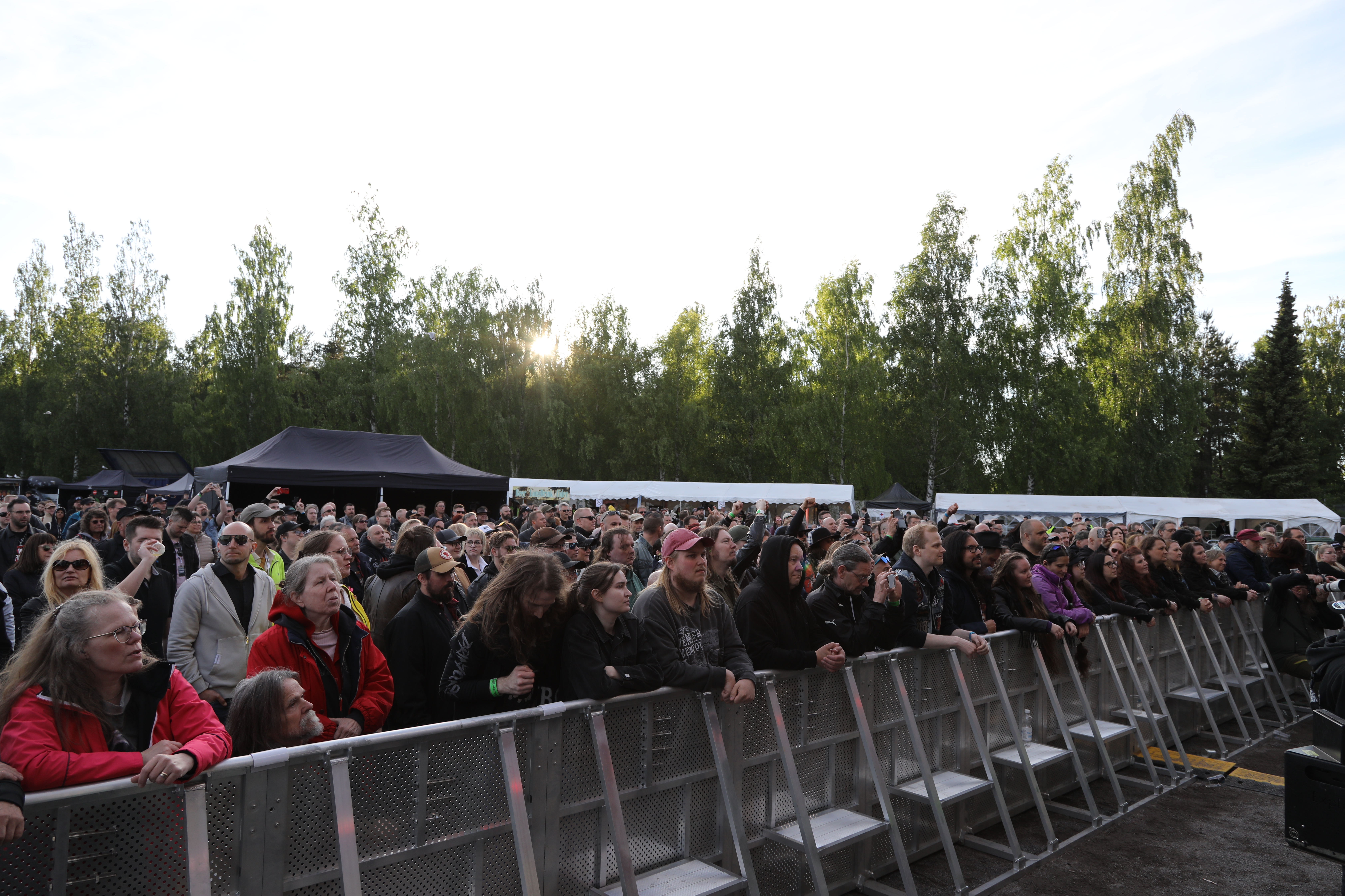 Viileästä säästä huolimatta festariyleisö nautti Vaskiluodossa raikuvasta rokista.