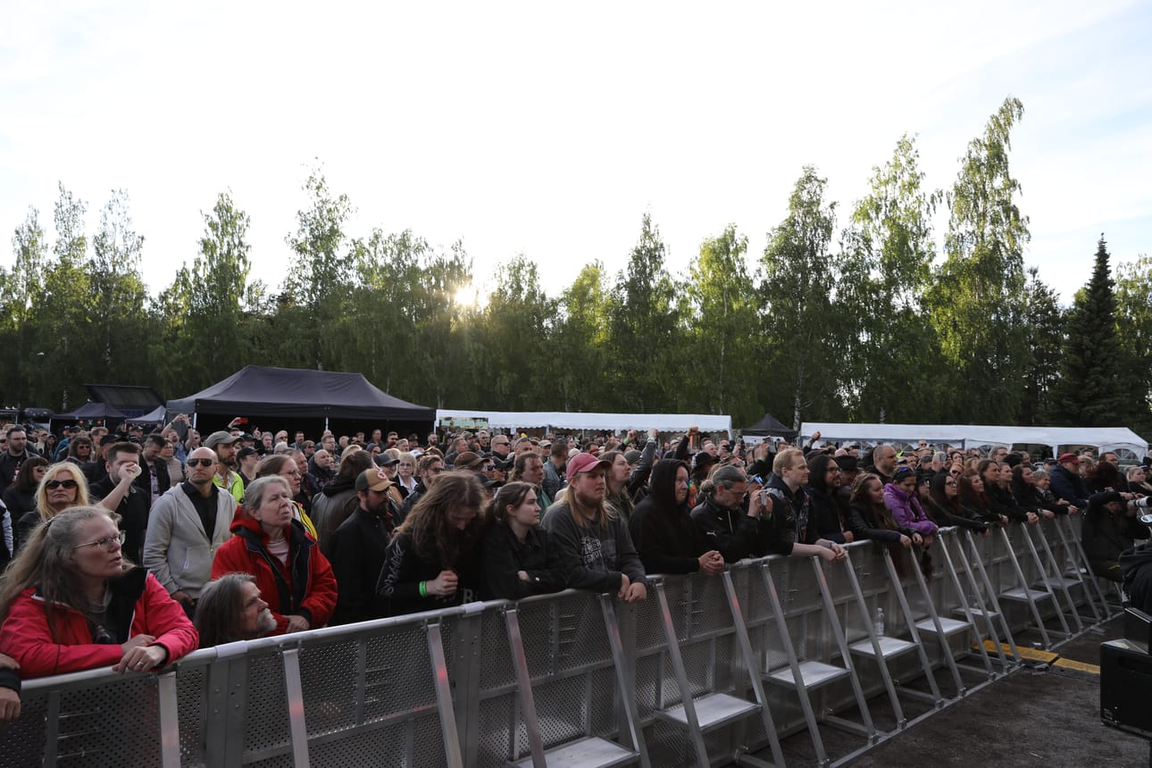 Viileästä säästä huolimatta festariyleisö nautti Vaskiluodossa raikuvasta rokista.