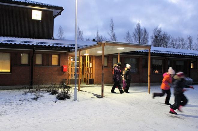 Karijoella on alkanut jo koulun ovien korjaus. Ensi vuonna myös koulun lattiat korjataan, mikäli valtuustolta heltiävät rahat urakkaan. KUVA: MINNA ZILLIACUS