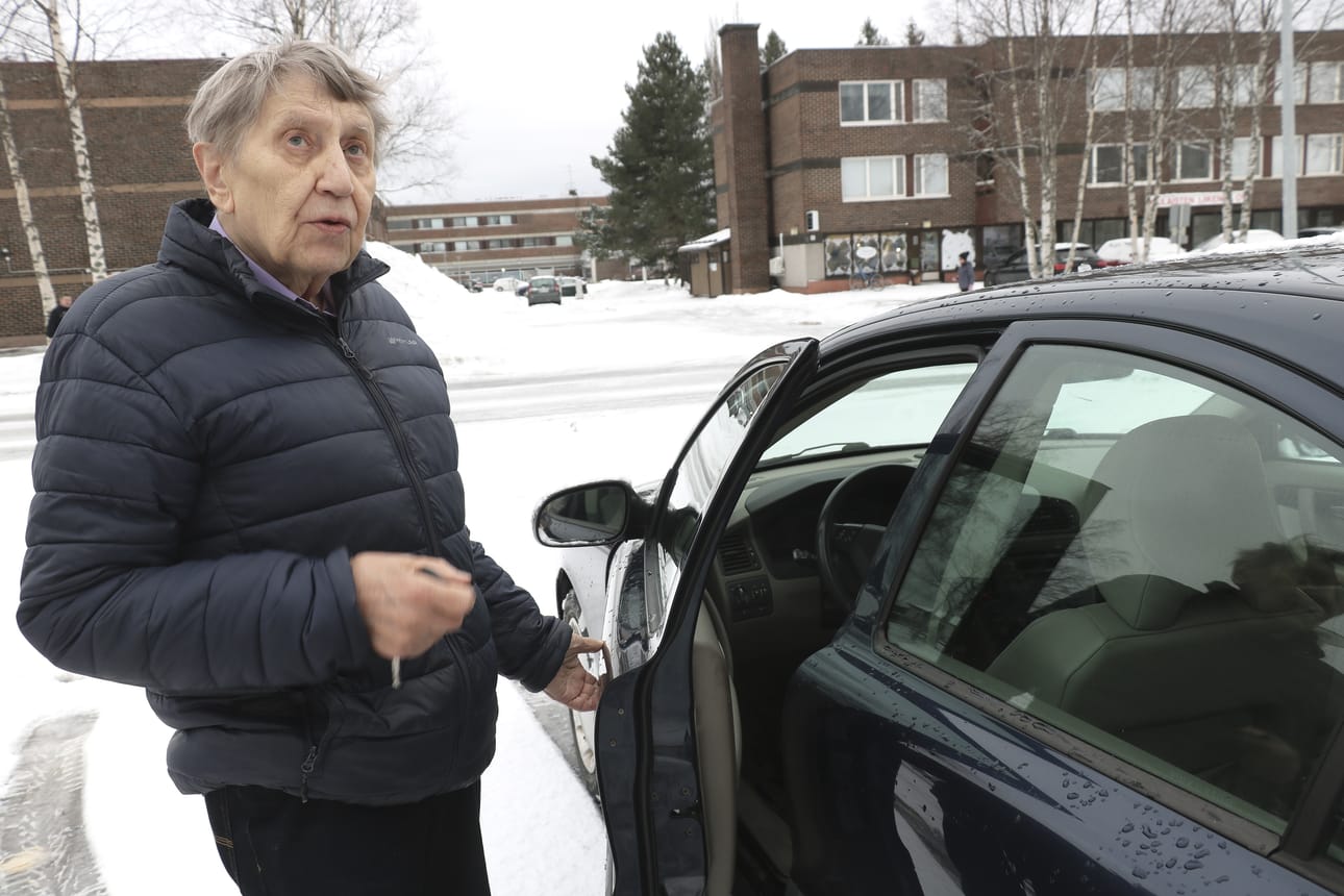 Oulaisten keskustassa olevat, takananäkyvät kerrostalot, rakentuivat silloin, kun Antti Niemelä aloitti paikkakunnalla kaupunginjohtajana eli vuonna 1977.