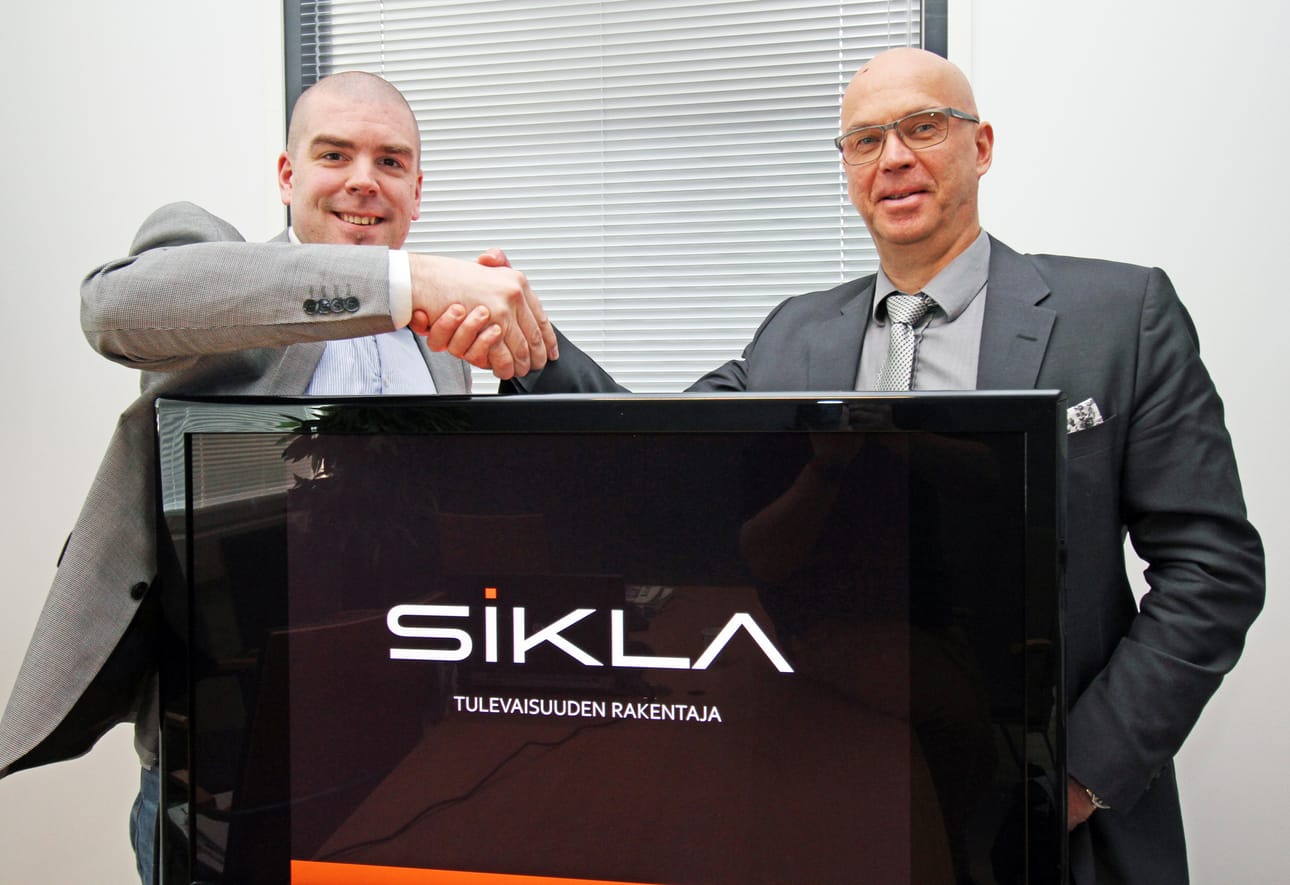 Sikla Oy:n toimitusjohtaja Janne Nieminen (vasemmalla) ja kunnanjohtaja Pekka Rajala iloitsevat uudesta merkittävästä investoinnista.