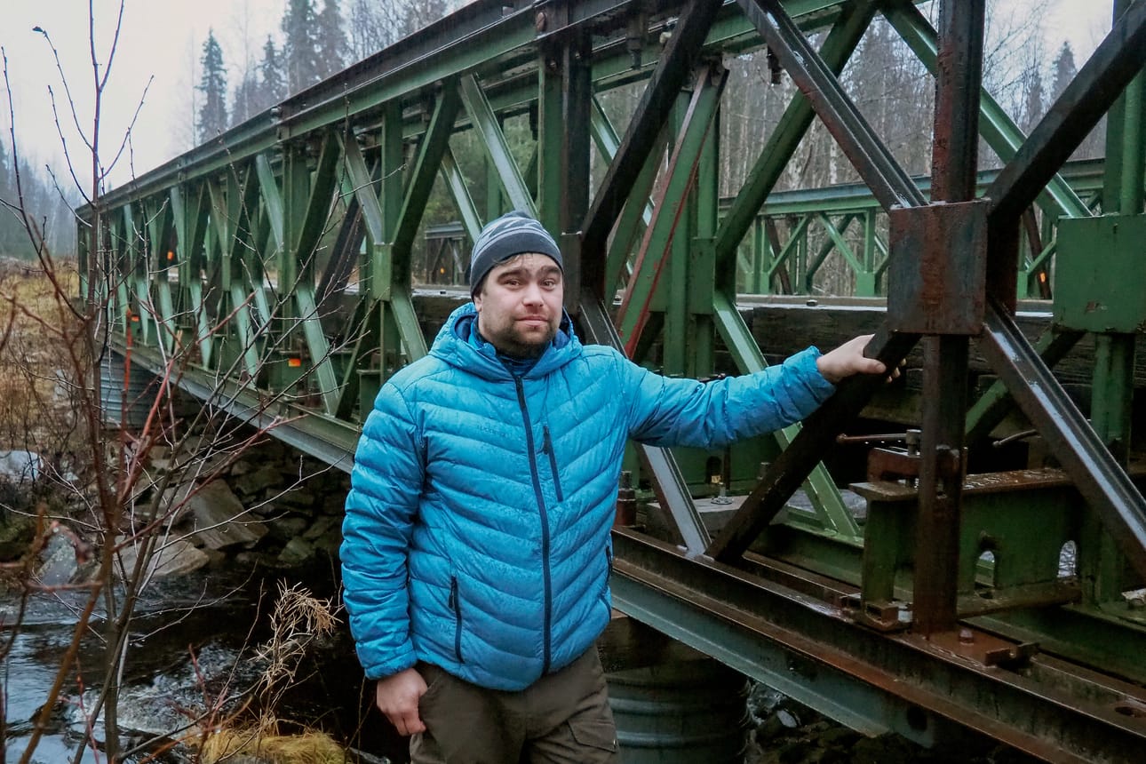 Sodankylässä Kannuslehdon metsäautotien varrella sijaitsevan Ala-Postojoen sillan nopea purkuaikataulu ihmetyttää Sattasniemen paliskunnan poroisäntä Matti Riipiä. Hän toteaa, että vielä parikymmentä vuotta sitten siltoja tehtiin kohtuullisin kustannuksin, mutta nykyään jokaisesta on tehtävä normit täyttävä ja hintalappu on valtava.