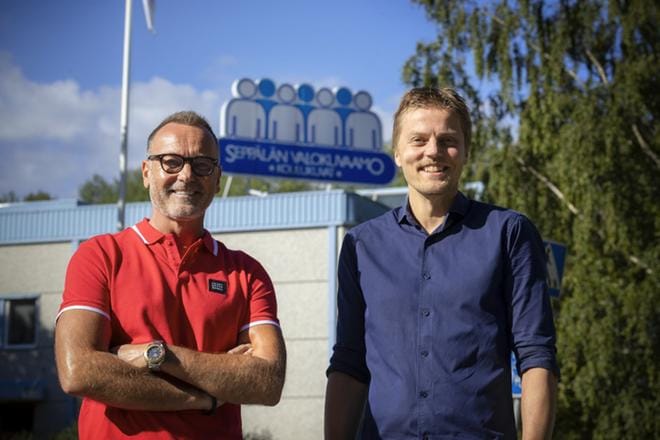 Jari Lintala ja Samuli Seppälä kertovat koulukuva-alaan liittyvän paljon käsityötä. Esimerkiksi kuvia eivät pakkaa robotit, vaan ihmiset. KUVA: JARNO PELLINEN