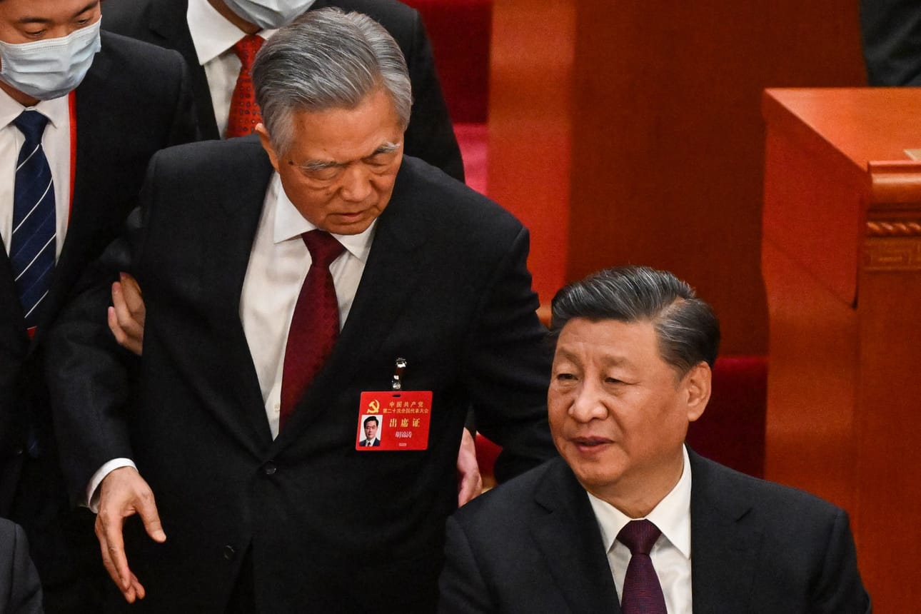Kiinan entinen presidentti Hu Jintao (vas.) ohjattiin ulos kokoussalista kesken päätösseremonian. Hän oli istunut presidentti Xi Jinpingin vieressä. LEHTIKUVA / AFP