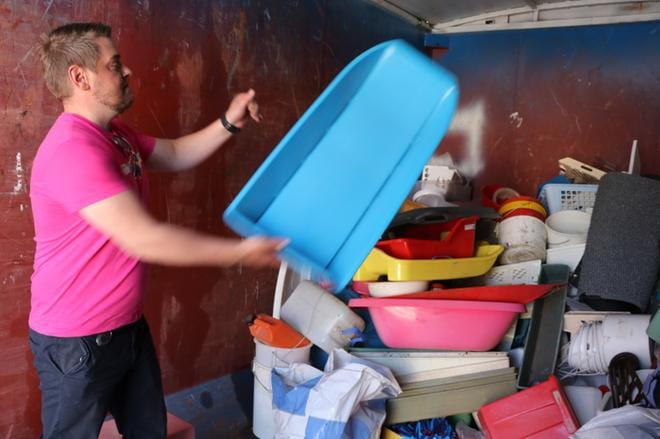 Tuotannon vastaava esimies Harri Heiskanen SK Tuote Oy:stä otti vastaan kovamuovia tiistaina vanhalla linja-autoasemalla. KUVA: JUHANI LAAKSO