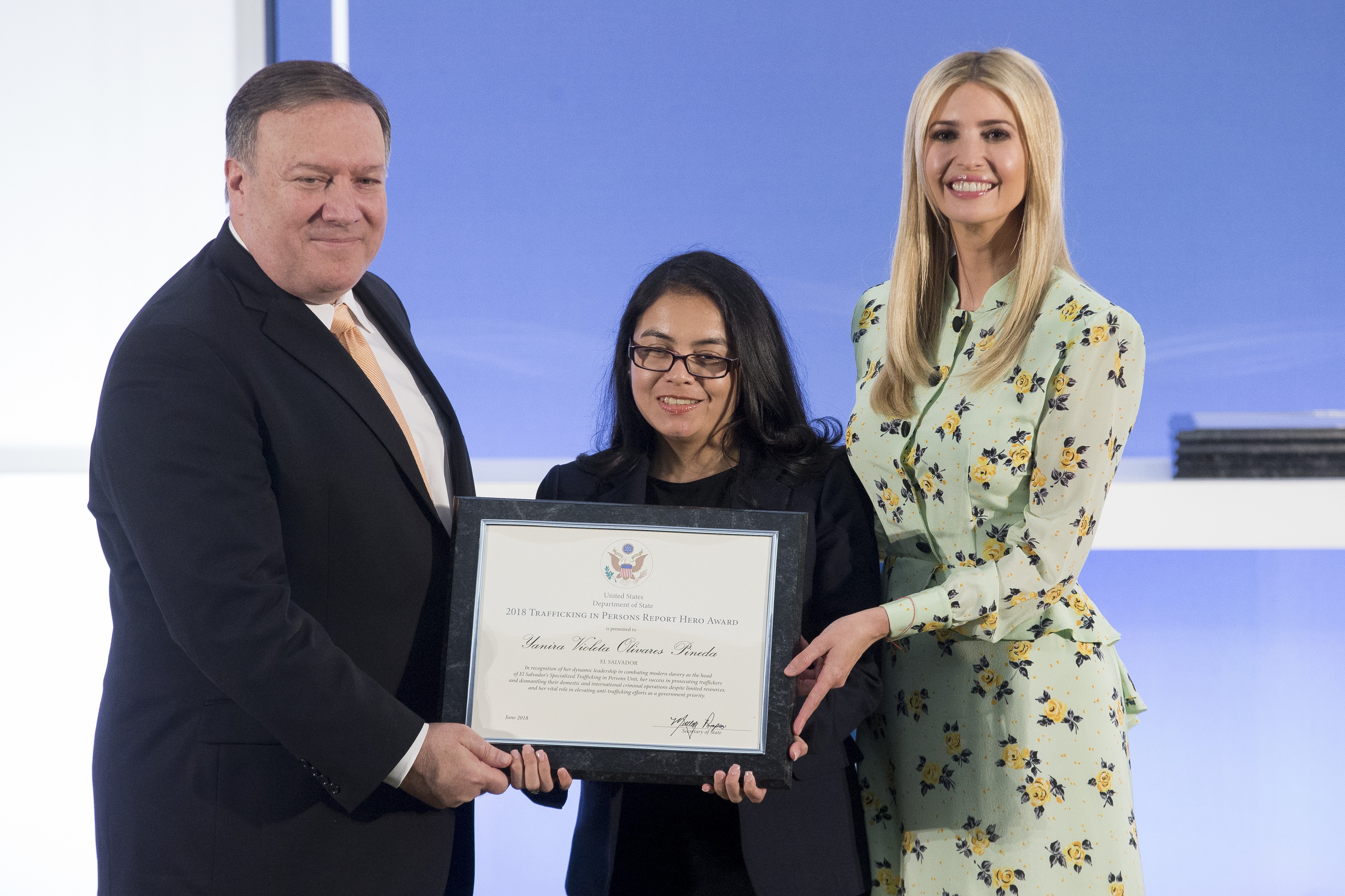Elsalvadorilainen valtionsyyttäjä Violeta Olivares sai viime vuonna Yhdysvaltain ulkoministeriön palkinnon ihmiskauppaa vastaan tekemästään työstä. Palkinnon ojensivat ulkoministeri Mike Pompeo ja Ivanka Trump.