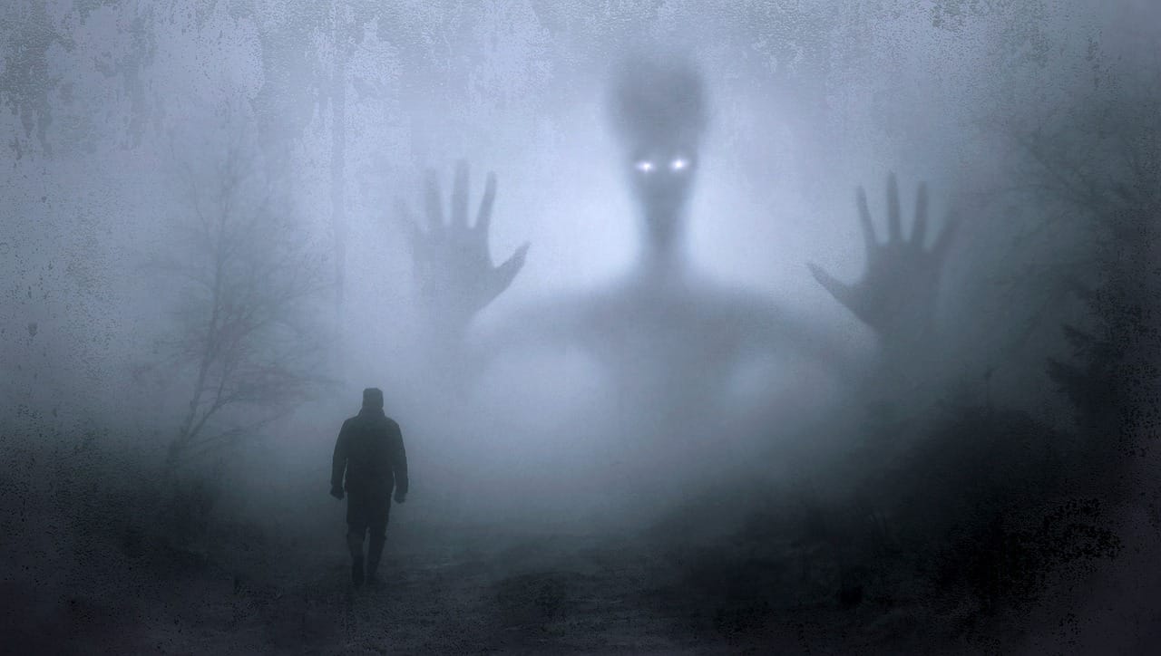 Joidenkin uskomusten mukaan Halloweenin ja pyhäinpäivän aikaan kummituksen kohtaaminen on todennäköisempää.