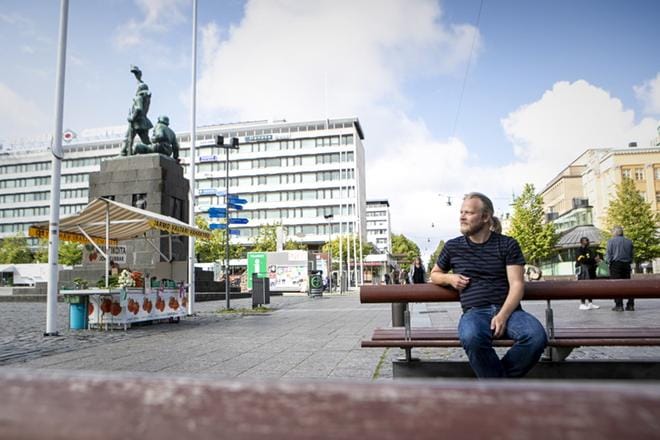Tanskassa on samat kesäherkut kuin Suomessa, sielläkin nautitaan mansikoista, herneistä ja uusista perunoista, sanoo Vaasasta Aalborgiin Tanskaan muuttanut rumpali Mikko Peltola entisen kotikaupunkinsa torielämää silmäillessään. KUVA: PAULA KASKIMAA