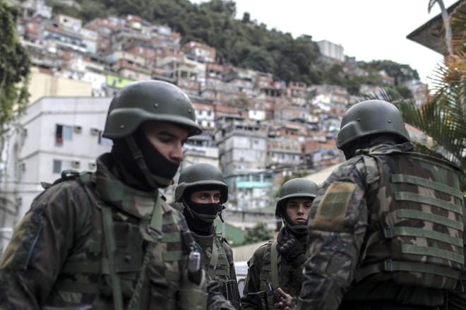 Brasilian armeija ja poliisi aloittivat järjestäytyneen rikollisuuden vastaisen operaation useissa Rio de Janeiron faveloissa heinäkuussa. KUVA: