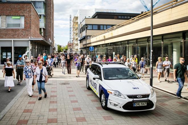 Poliisi turvasi tangoparaatia avajaispäivänä. Poliisin suhteen vilkkainta Seinäjoella on ollut Provinssin aikaan (250 tehtävää). Viime kesänä Solar Sound-viikonloppuna poliisilla oli Seinäjoella 241 tehtävää. ARKISTOKUVA: KRISTA LUOMA