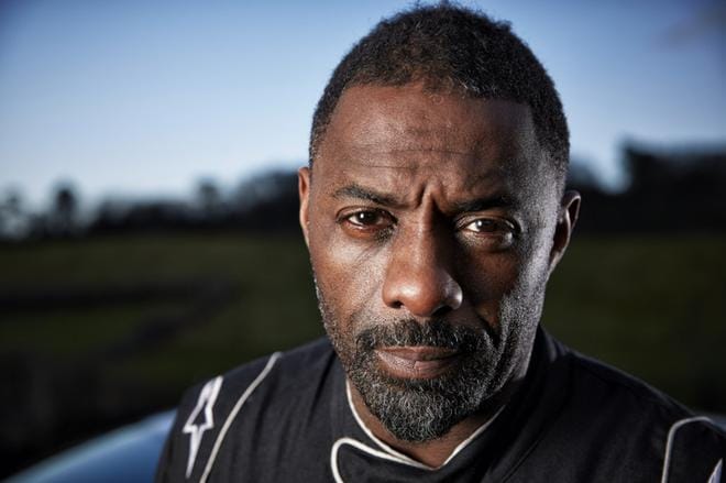 Näyttelijä Idris Elba testaa itsensä vauhdin ja moottorien maailmassa Superhaasteet-sarjassa. Alkuperäisnimi No Limits onkin istuvampi. Kuva: Mark Johnson