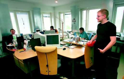 Tiiviit puitteet. Helmi Technologies ja Visualway Design työskentelevät tiiviissä puitteissa Oulun keskustassa. Juho Riskun taustalla Visualwayn työntekijät Kimmo Alamartimo (vas.), Topias Teirikko ja Perttu Immonen.