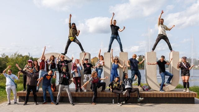 Valveella koettavassa taidenäyttelyssä on esillä valokuvia ja maalauksia neljältä kansainväliseltä taiteilijalta, jotka ovat tavanneet toisensa Oulussa Ilmakitaransoiton MM-kisojen aikaan.