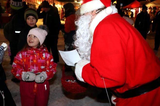 Julia Kariluoma ilahdutti joulupukkia Jurvan joulunavauksessa. KUVAT: JARNO RANTA