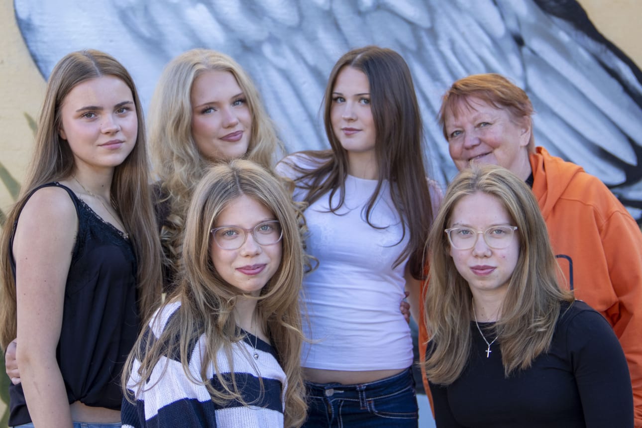 Aada Koivukari, Hilma Riihimäki, Tilma Pajala, Päivi Suvanne, Greeta Sivula (vas. alh.) ja Riina Sivula kävivät Erasmus+ -vaihdossa Sloveniassa.
