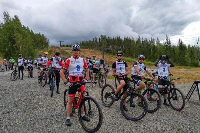 MTB-yhteislähdössä starttasi reilu 30 pyöräilijää. Kuvassa numerolla 8 Jarno Hallapuro SoSi. Numero 9 Henry Pokela GIF, 1 Tero Niemelä Ilmajoki, 2 Jussi Rintakokko Ilmajoki ja 3 Veikko Laitila Ride E-P. Kuva ja video: Miianella Herrala.