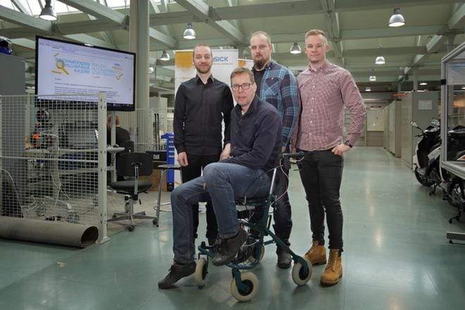 Topias Korpi (vas.), Valtteri Ritamäki ja Eero Tuppi sekä tietotekniikan lehtori Mika Billing voitokkaan rollaattorin kanssa. KUVA: ALEKSI MÄKINEN