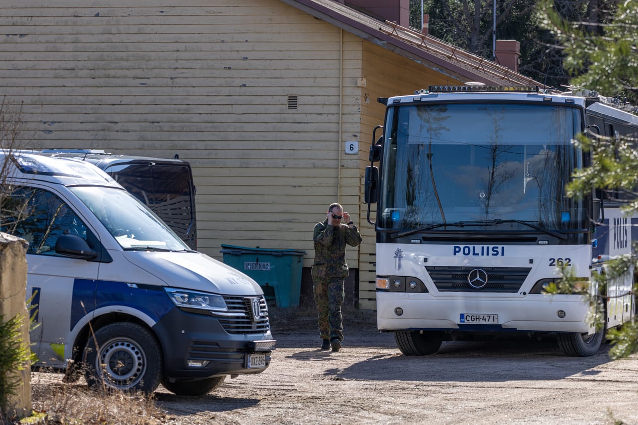 Poliisin ajoneuvoja Oravalassa Kouvolassa sunnuntaina 29. maaliskuuta 2026.