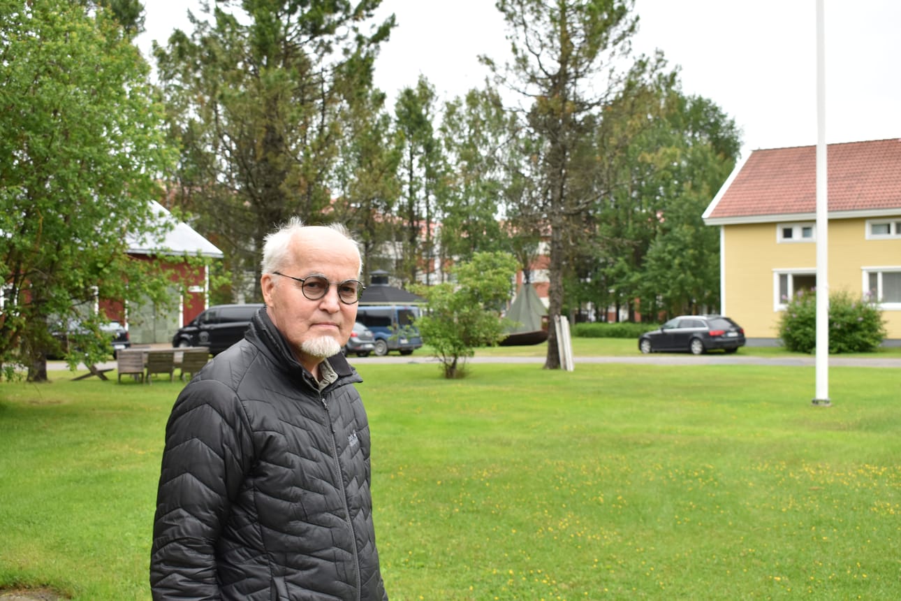 Koutaniemi Kuusamo-opiston pihalla. Koutaniemen takana näkyvä tyhjä alue talousrakennuksen ja Arvolan välissä on kohta, johon hän kesäteatterin sijoittaisi.