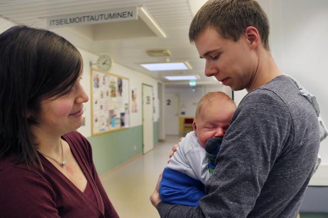 Emilia Ritalan ja Joonas Kaukolan parin viikon ikäinen poikavauva kävivät terveydenhoitajan vastaanotolla. Käynti ei vanhempia pelottanut, koska vastaanotolla ollaan vain pieni hetki. Kuva Virpi Kupiainen-Ämmälä