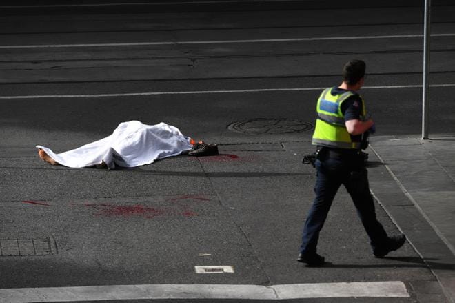 Poliisi on peittänyt puukotuksessa kuolleen uhrin lakanan alle Melbournessa perjantaina.