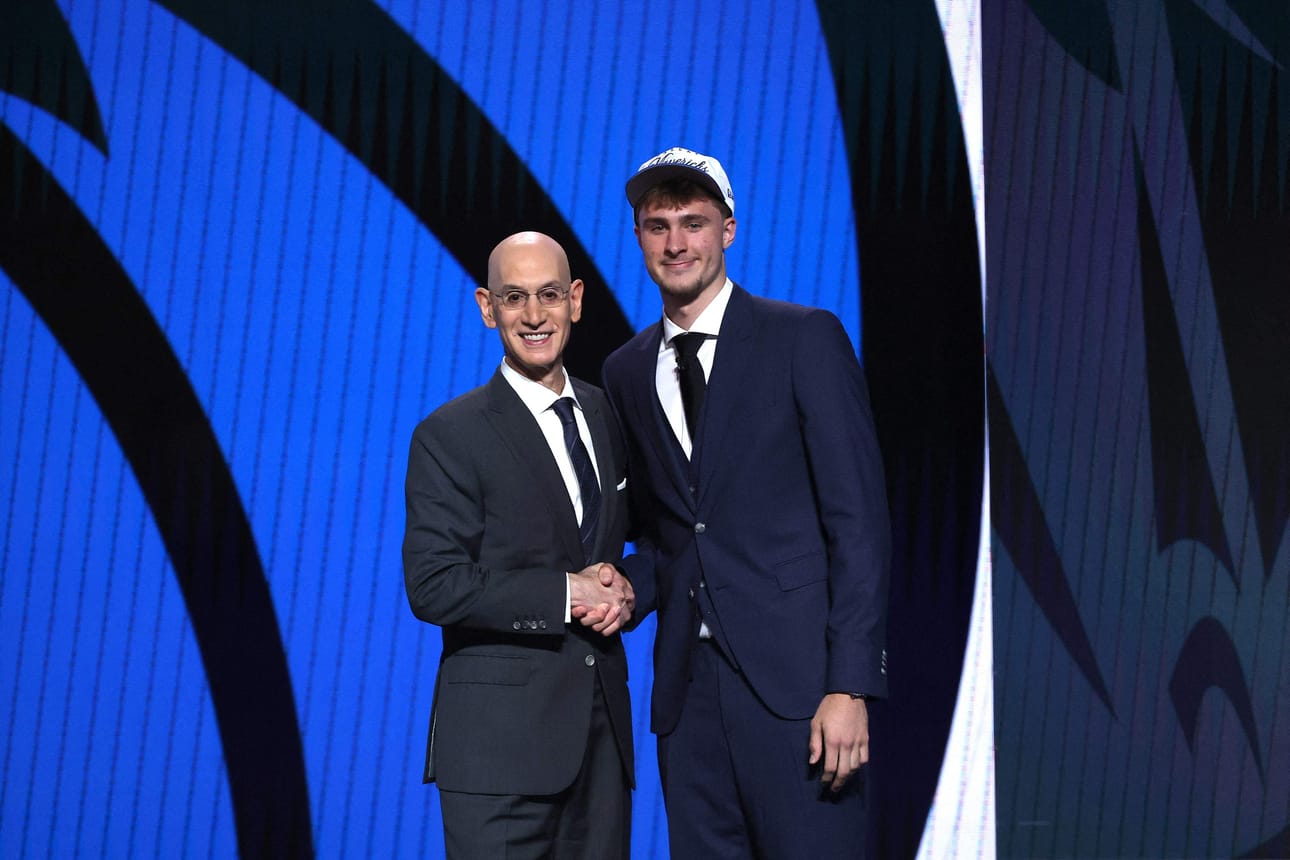 Dallas Mavericks huusi Cooper Flaggin (oik.) NBA:n varaustilaisuudessa. Kuvassa vasemmalla NBA:n komissaari Adam Silver. LEHTIKUVA/AFP