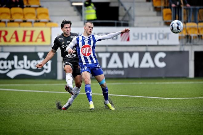 SJK:n Nikko Boxall piti HJK:n Roope Riskin kurissa. KUVAT: TOMI KOSONEN