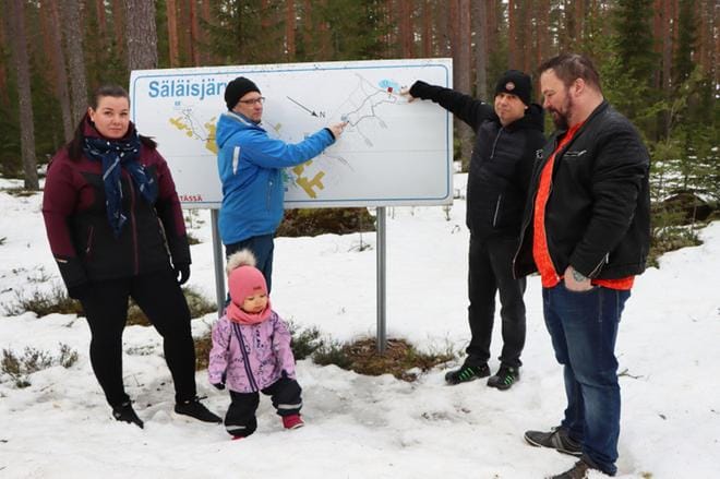 Anniina Långskog, Jaakko Liinamaa, Sami Ketola ja Markku Laiteenmäki esittelevät Lakeuden maakuntamarssin reittiä. Kuvassa myös Anniinan tytär Olivia. KUVA: HENNA NEVALA