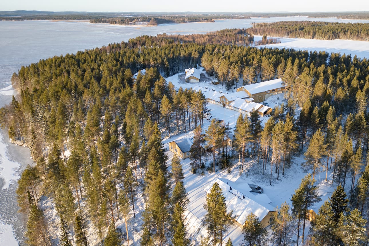 Raatesalmen tila Kuusamojärven rannassa Kuusamossa. Taustalla näkyy Tolpanniemi ja Kuusamon keskusta.