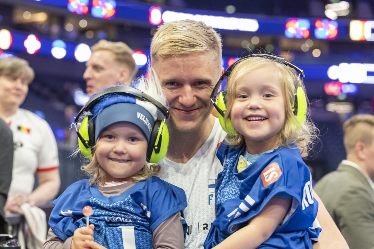 Suomen maajoukkueen kapteenin Antti Ronkaisen innokkaimpiin faneihin kuuluvat hänen veljentyttärensä Selma (vas.) ja Aino.