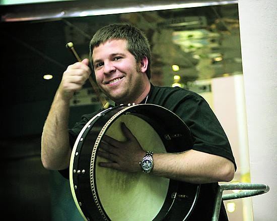 Brent Cassidy soittaa The Soap Pig -yhtyeessä bodhran-rumpua ja laulaa iiriksi.