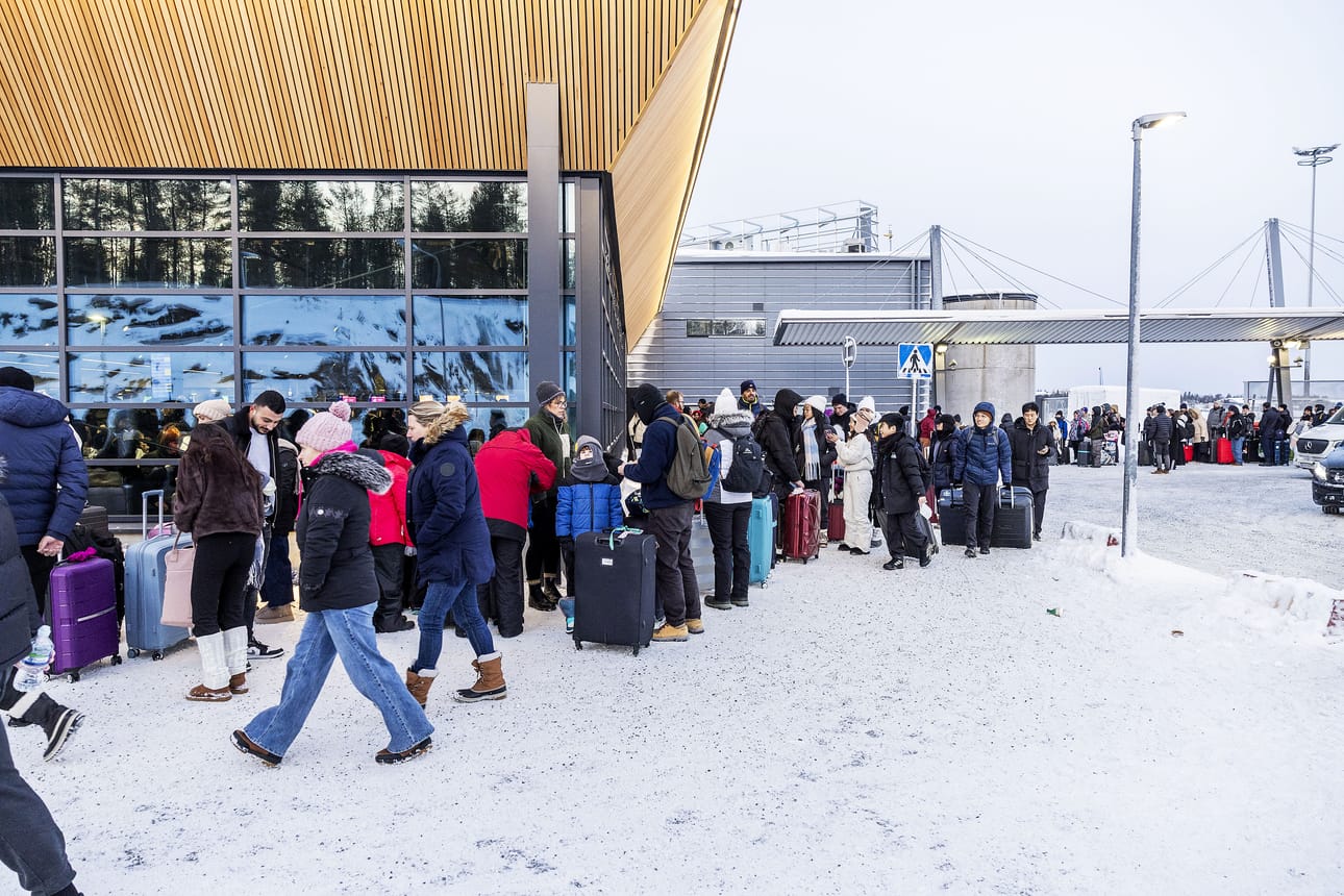Lähtevien matkustajien jonot ulottuivat jälleen ulos asti.