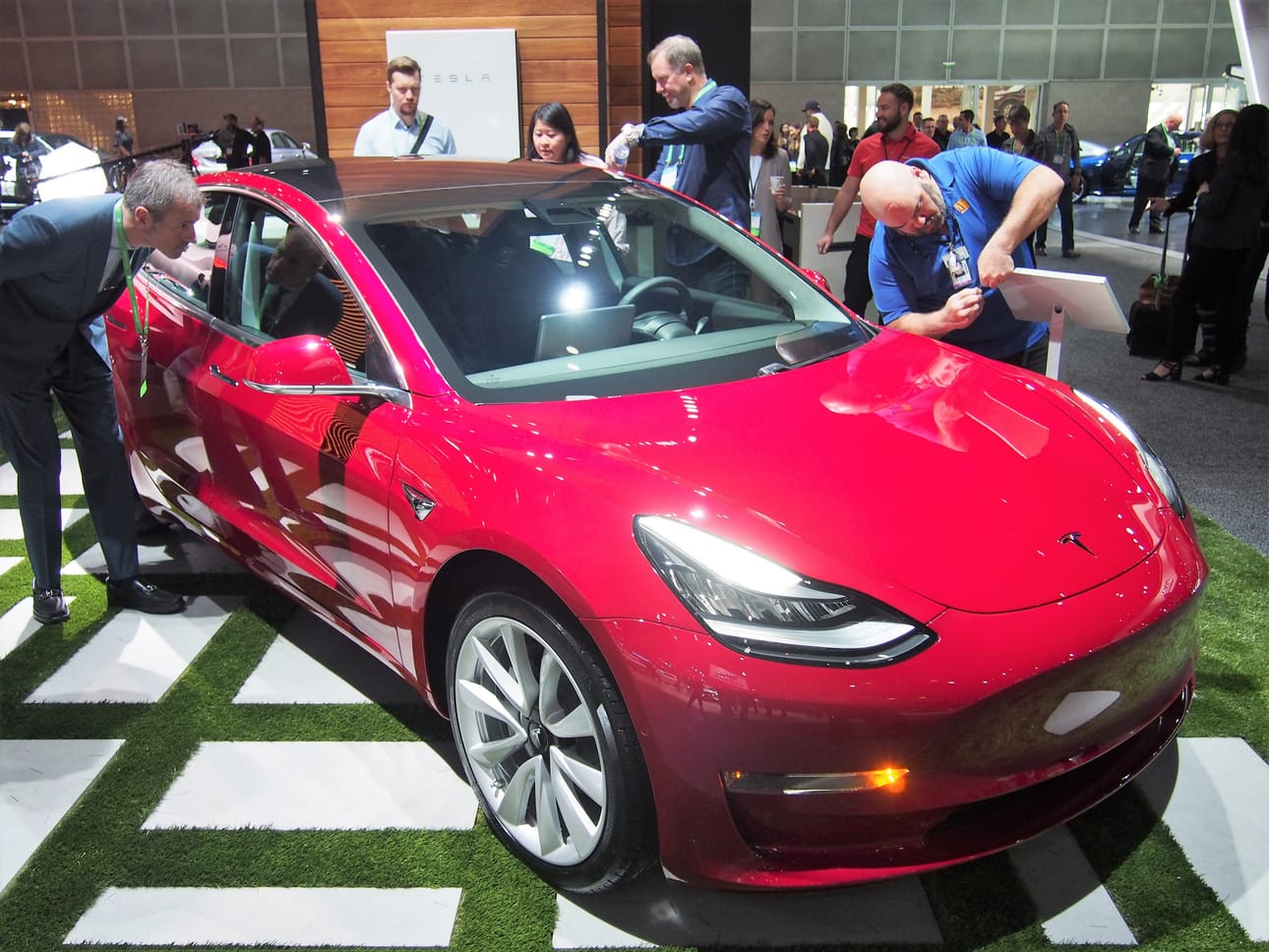 Tesla Model 3 oli esillä ensimmäistä kertaa autonäyttelyssä. Vakiomallissa on 50 kWh:n akku, jolla kantama on 360 kilometriä latauksella. Long Range –tehoversiossa akkukapasiteetti on nostettu 70 kWh:iin ja toimintamatka yli 500 kilometriin. Model 3:n hinnat USA:ssa alkavat 35¿000 dollarista.